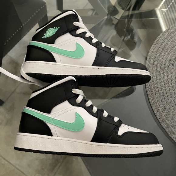 Nike new Jordan’s black white and mint green size 6.5 big kids also size 8 women - Picture 11 of 12